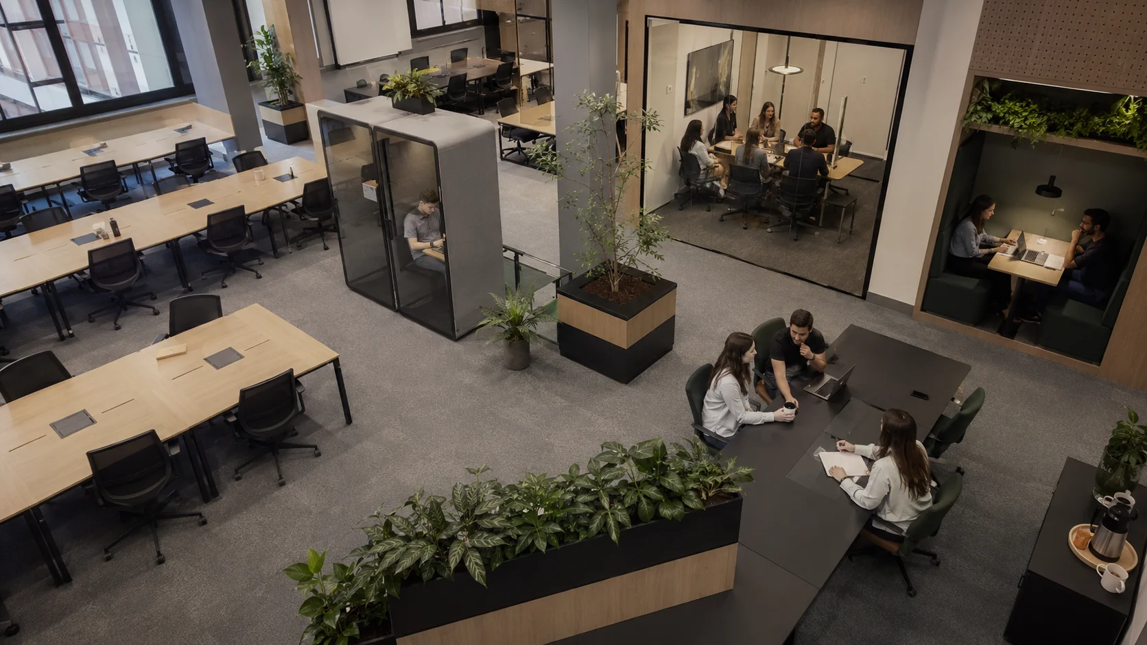 Vista superior de escritório corporativo com estações, cabine, salas de reunião e áreas de colaboração